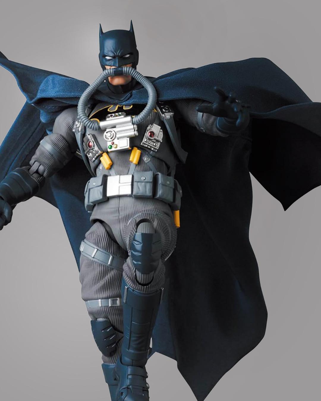 Batman Hush Figura MAF EX Stealth Jumper Batman 16 cm