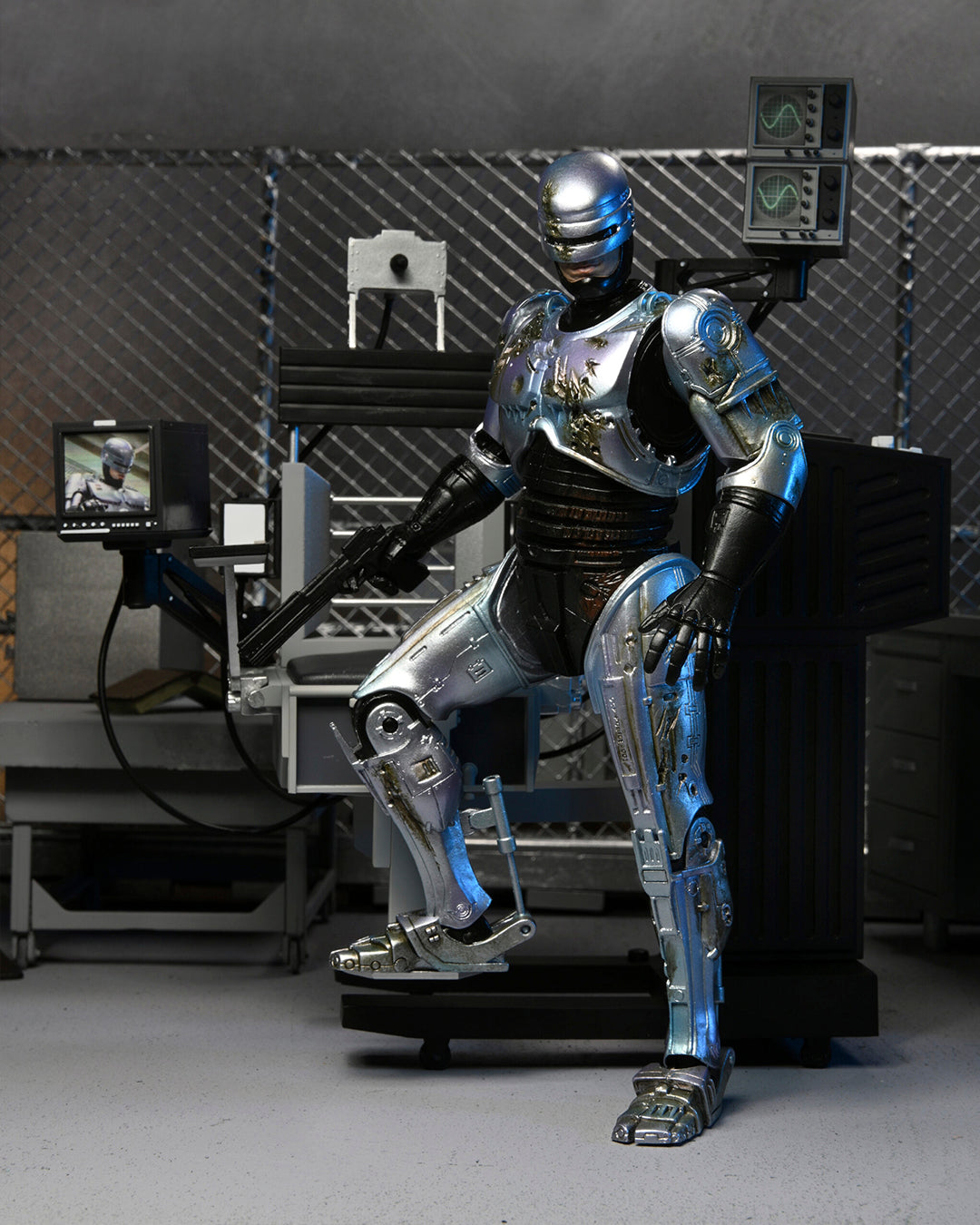 Ultimate battle damaged Robocop with chair figure 18cm ( Daño en caja )