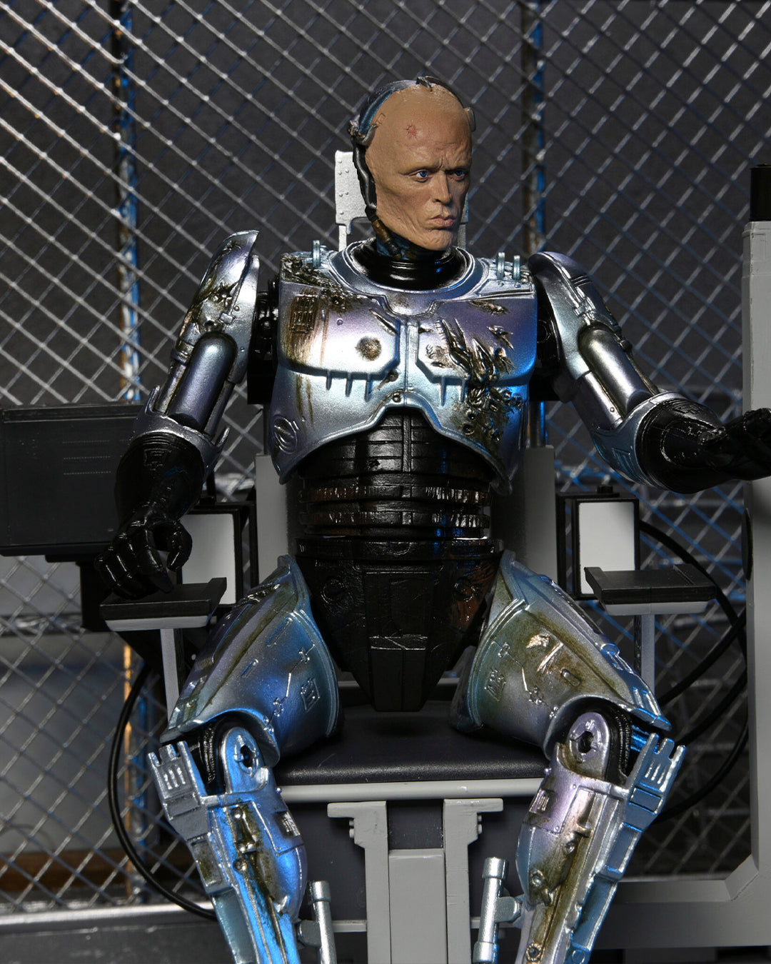 Ultimate battle damaged Robocop with chair figure 18cm ( Daño en caja )