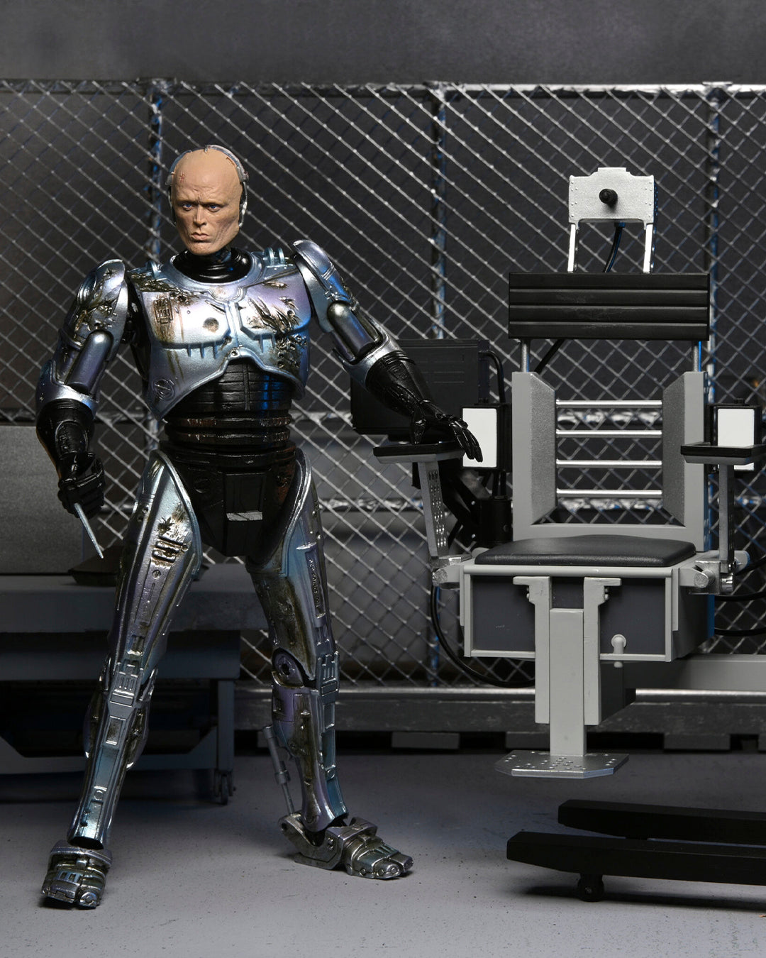 Ultimate battle damaged Robocop with chair figure 18cm ( Daño en caja )