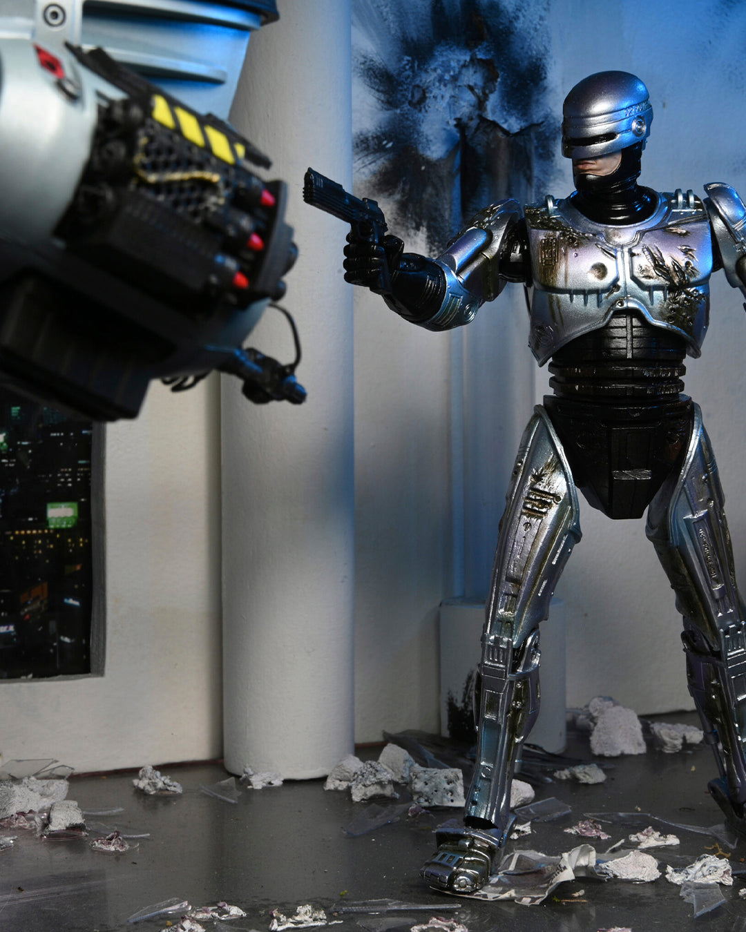 Ultimate battle damaged Robocop with chair figure 18cm ( Daño en caja )