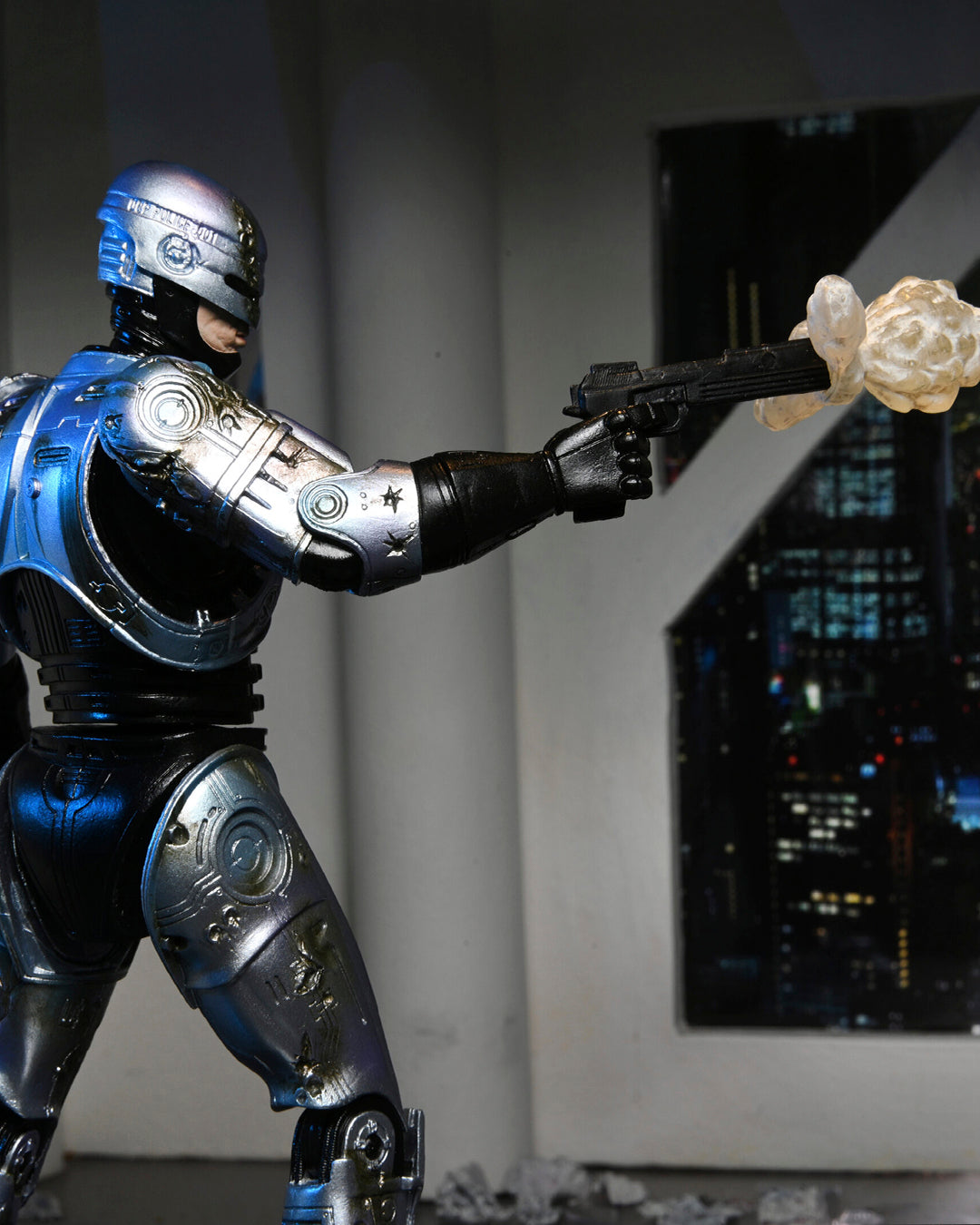 Ultimate battle damaged Robocop with chair figure 18cm ( Daño en caja )