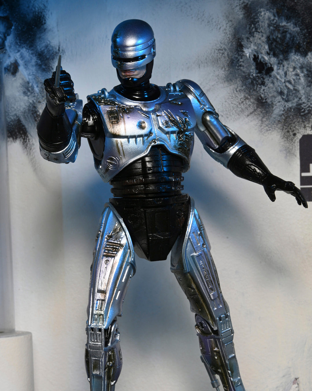 Ultimate battle damaged Robocop with chair figure 18cm ( Daño en caja )